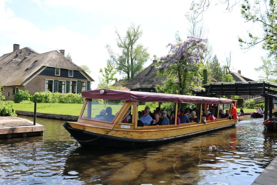 Giethoorn: Village & National Park Canal Cruise with Coffee - What You Can See, and What You Cannot Assume