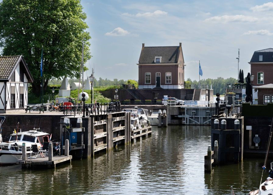 Gorinchem: Highlights Tour with local guide - Finding windmills and open countryside views