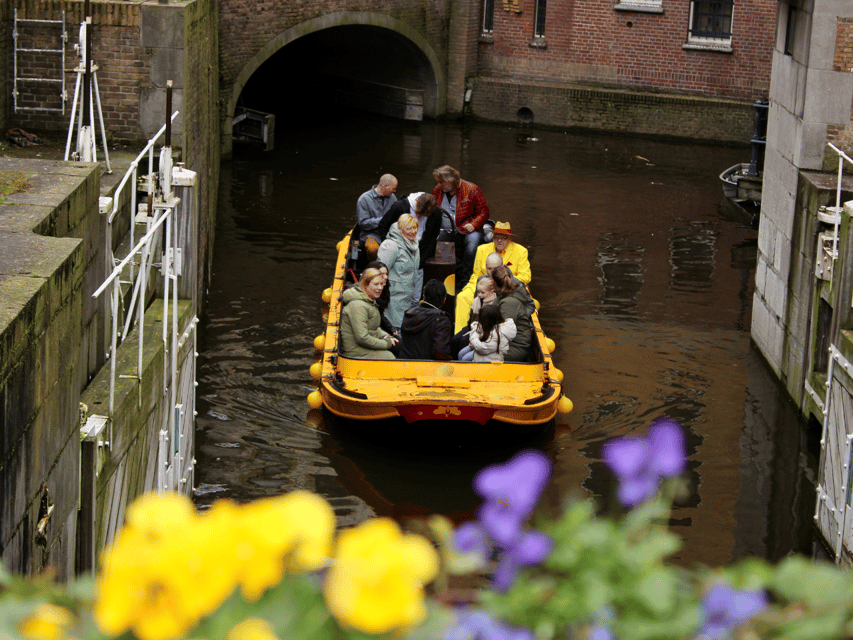 Gouda: Open Boat City Canal Cruise - English and Dutch language details