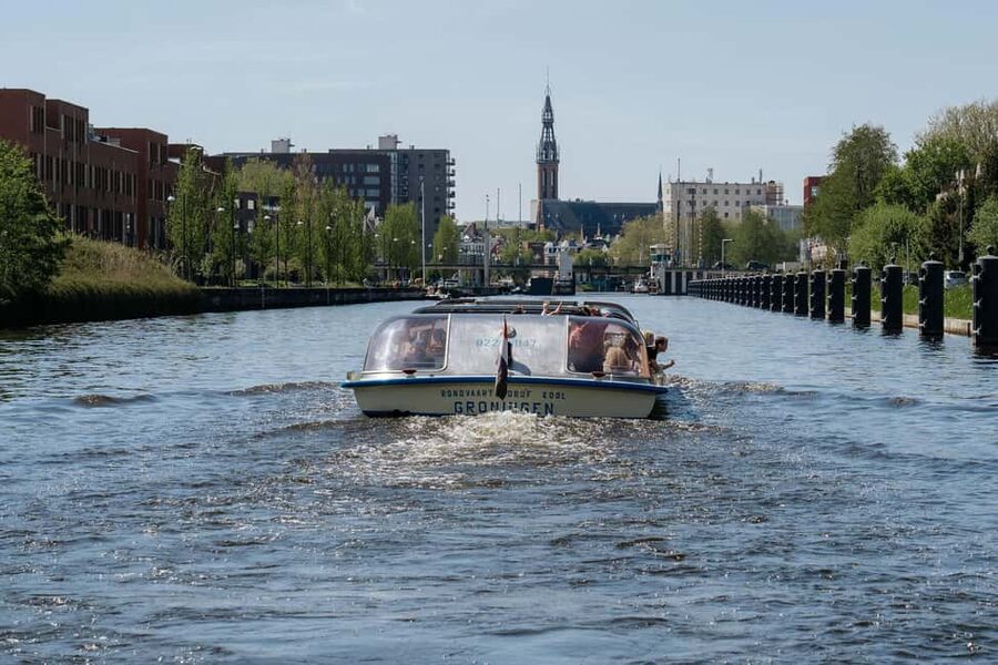 Groningen: City Canal Cruise - Drinks and snacks make the ride more relaxed