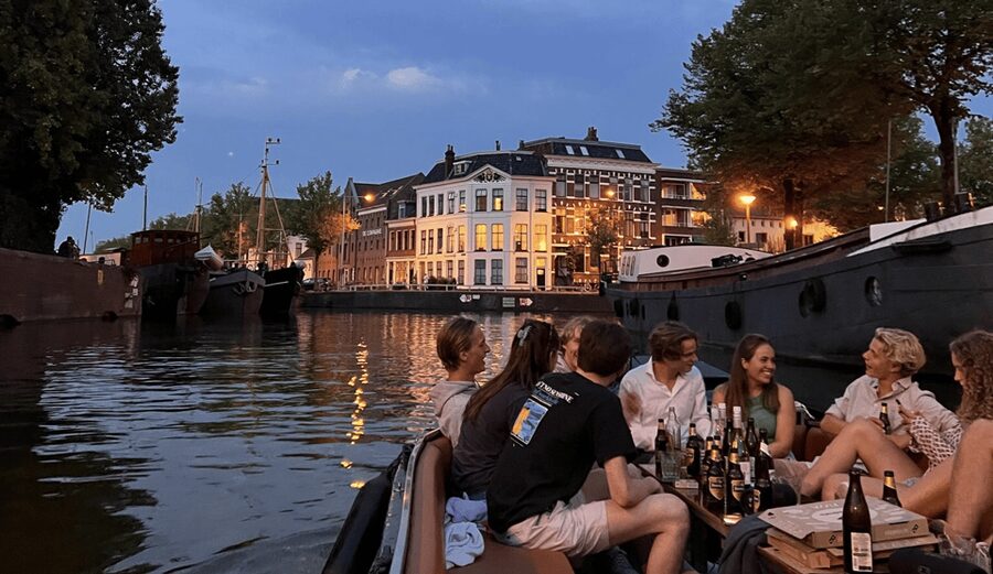 Groningen: City canal cruise (with unlimited drinks) - The route from city sights to open conversation