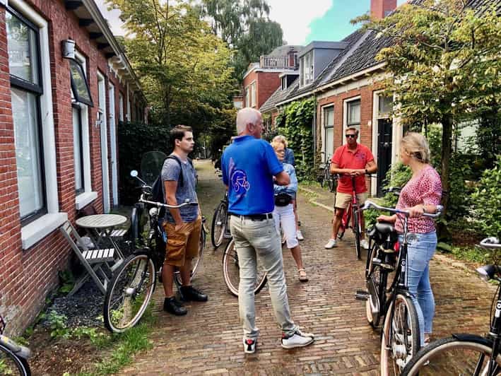Groningen: City Highlights Bike Tour - The Groninger Museum and the first city views