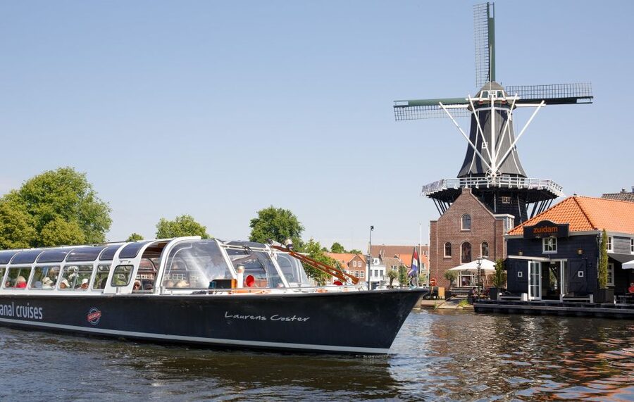 Haarlem: Dutch Windmill & Spaarne River Sightseeing Cruise - Snacks, Drinks, and Boat Comfort