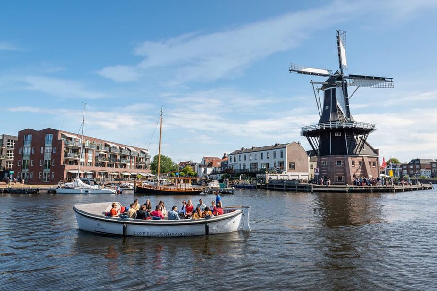 Haarlem: Guided Highlights Canal Cruise on Open Boat - The guide style: facts, questions, and breathing room