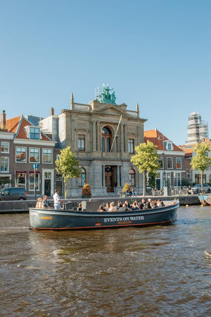 Haarlem: Sightseeing Boat Tour with Snacks and Drinks - Boarding at Nieuwe Gracht 80