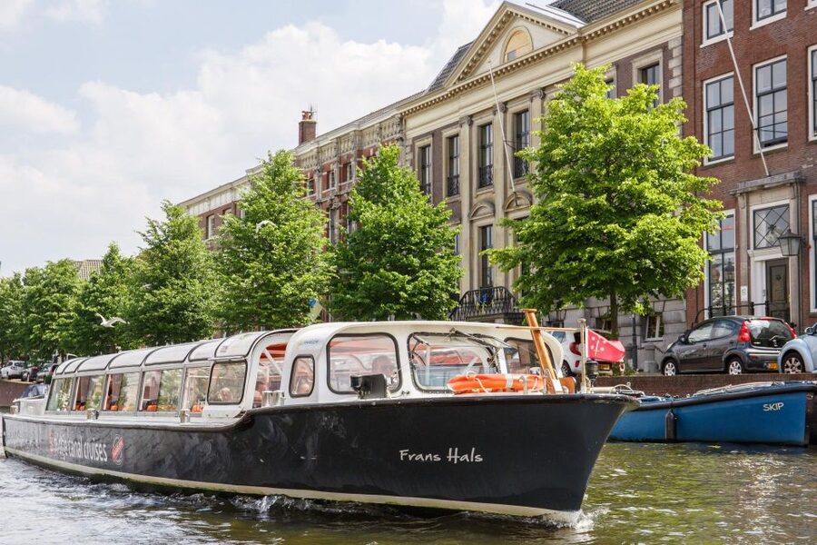 Haarlem: Sightseeing Canal Cruise through the City Center - Why seeing Haarlem from the water works