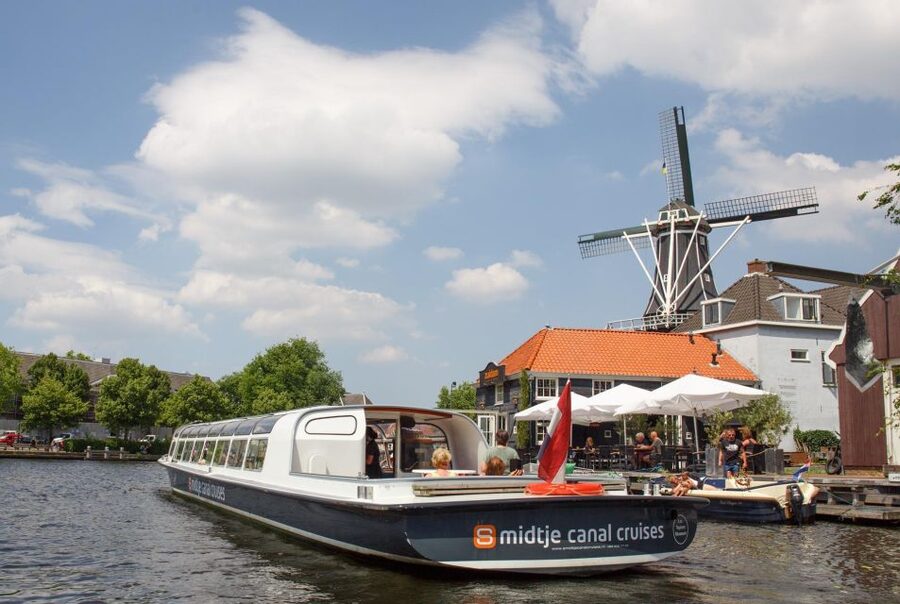 Haarlem: Sightseeing Canal Cruise through the City Center - Nieuwe Gracht and the quieter canal views
