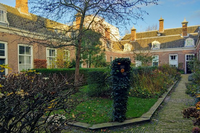Haarlem Walking Tour. Unknown and Surprising - Proveniershof, a garden hidden in plain sight