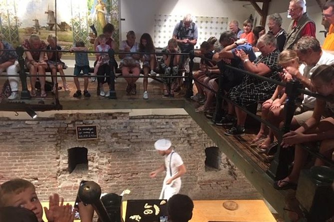 Hattem's Windmills, Bakeries and Ghosts: A Self-Guided Audio Tour - Pass through the Dijk Gate and Hattem’s defensive past