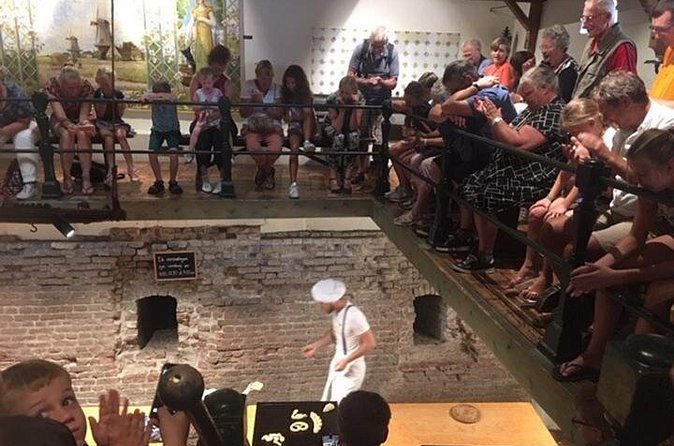 Hattem's Windmills, Bakeries and Ghosts: A Self-Guided Audio Tour - Read Hattem from its Town Hall and market square
