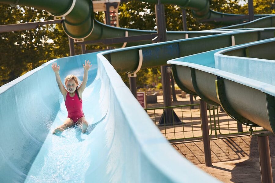 Hilvarenbeek: Speelland Beekse Bergen Entrance Ticket - Pedalboats, minigolf, and air trampolines