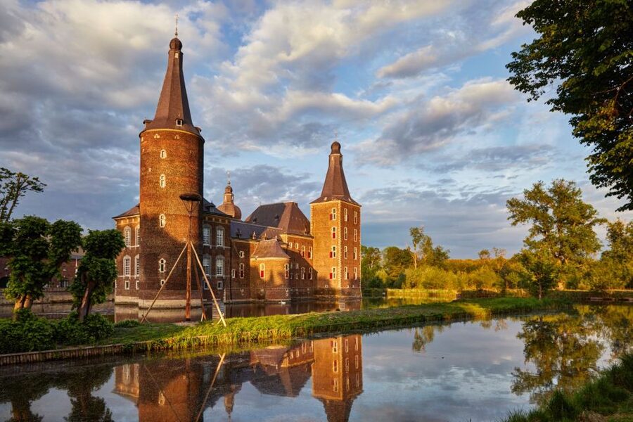 Hoensbroek: Entry Ticket to Hoensbroek Castle - The Self-Guided Route Through 40 Chambers
