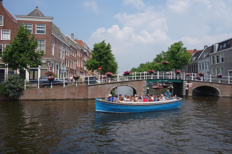 Leiden: Cruise through the Historic City Center with Guide - Drinks before boarding