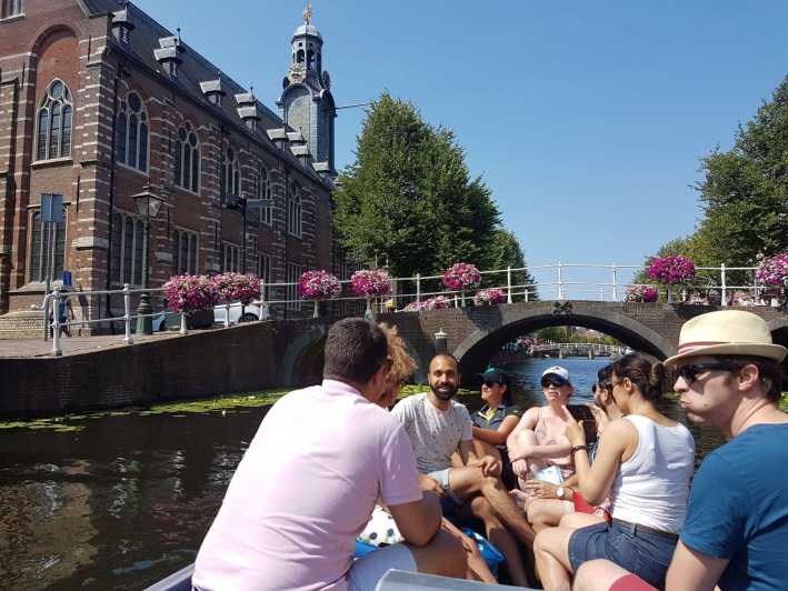 Leiden: Electric Boat Rental - Taking the helm at Aalmarkt 4