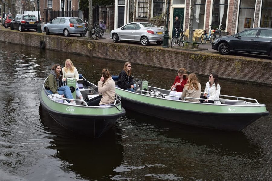 Leiden: Electric Boat Rental - Finding the Singelpark by boat