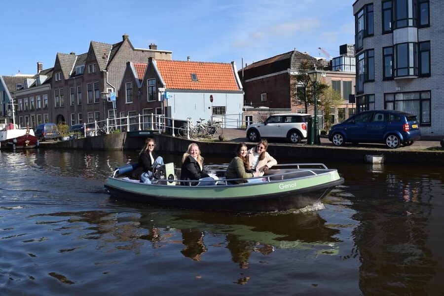 Leiden: Electric Boat Rental - How the electric boat handles
