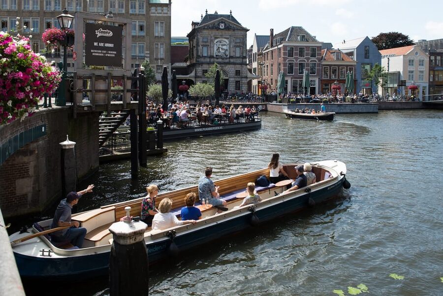 Leiden: Guided City Canal Cruise - Hortus Botanicus and Museum De Lakenhal