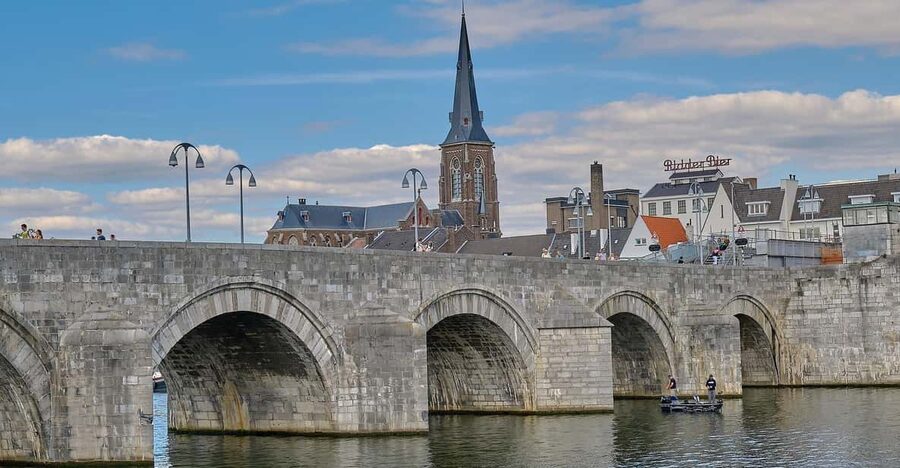 Maastricht: Day trip from Amsterdam with 3 country point - Vaals and the three-country meeting point