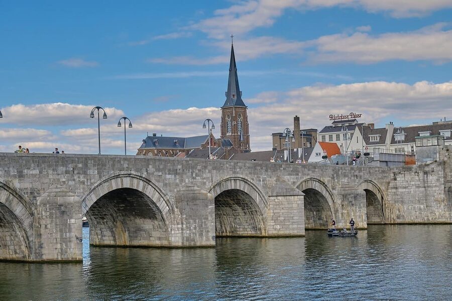 Maastricht: Day trip from Amsterdam with 3 country point - Five hours to see Maastricht your way