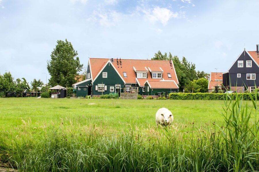Marken, Volendam and Edam: Private Full-Day Tour - Edam: the strongest stop for old-town character