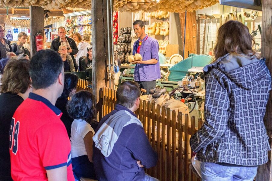 Marken, Volendam and Edam: Private Full-Day Tour - Why local buses are part of the experience