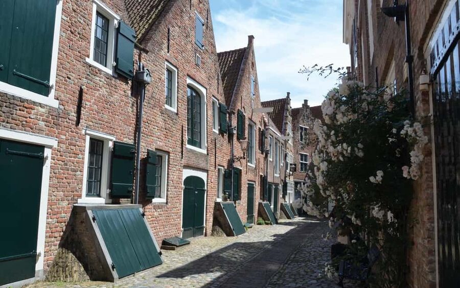 Middelburg: Guided City Walking Tour - City Hall and the Markt