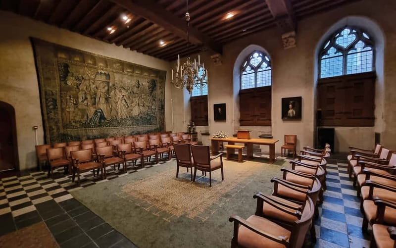 Middelburg: Guided Tour Townhall - The bilingual format deserves attention