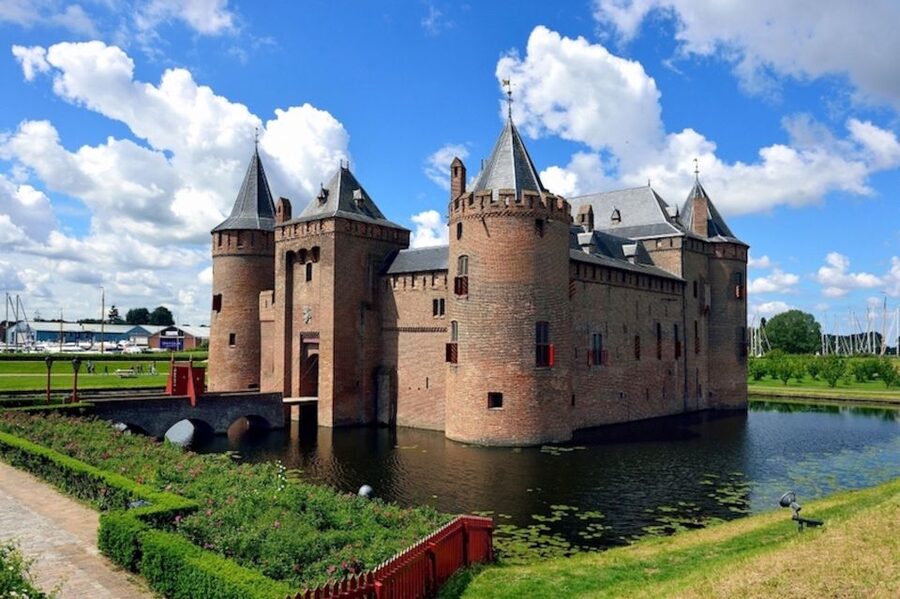 Muiden: Entry Ticket to Muiderslot Castle - Arriving at Muiderslot in Muiden