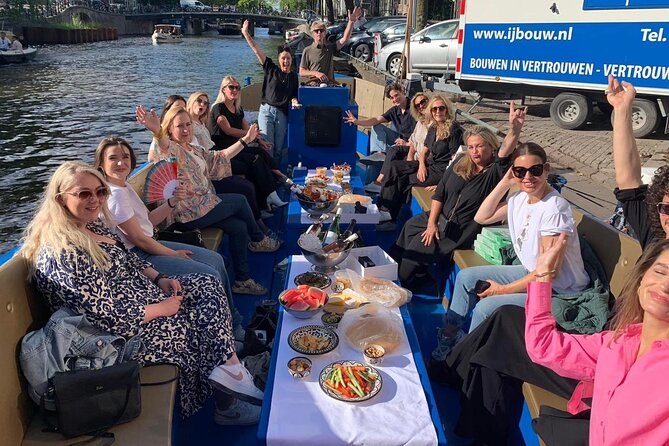 Open Dutch Boat! Silent electric drive. Nice cosy boat ride... - Through Amsterdam’s narrower canals