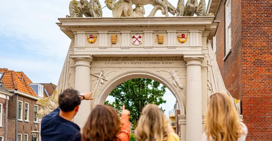 Outside Escape Amsterdam with your friend(s) and have fun! - Riddles, streets, and famous Amsterdam sights