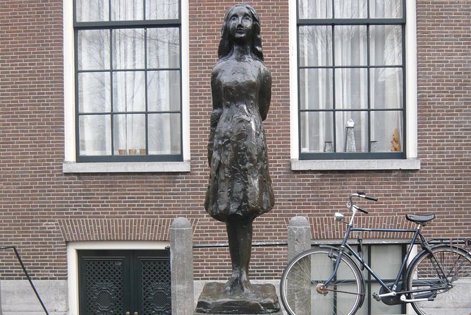 Private Amsterdam WW2 walking tour - Walking toward Dam Square and the Royal Palace