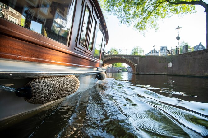 Private Boat Tour Amsterdam - 90 Min incl. welcome drink on historic saloon boat - A 90-minute pace that leaves room for conversation