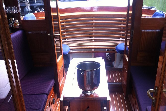 Private boat tour on a electric saloon boat - Small details that can make the ride better
