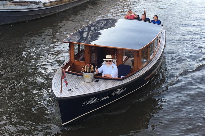 Private boat tour on a electric saloon boat - What you see along Prinsengracht