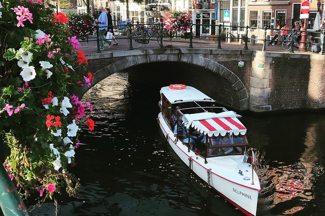 Private canal cruise on small historic boat - Why a small historic boat changes the Amsterdam view