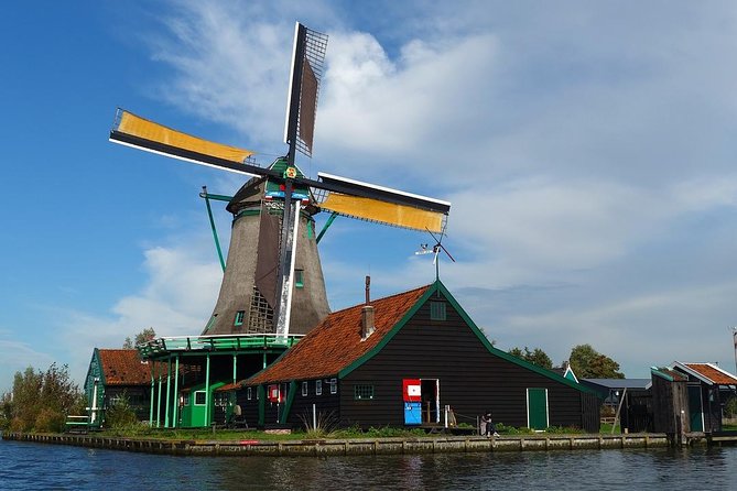 Private Giethoorn & Zaanse Schans Windmills Sightseeing Tour from Amsterdam - Cheese tasting with a useful suitcase solution