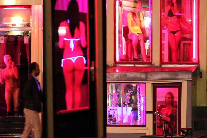Red Light District Primetime Private Tour for 18+ Only - A quiet pause at the He Hua Temple