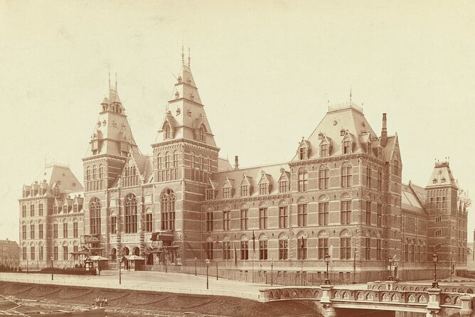 Rijksmuseum Amsterdam Private Guided Tour - Meeting your guide under the Rijksmuseum archway