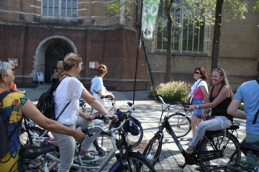 Rotterdam: 2.5-Hour Highlights Bike Tour - The guides and the tone of the ride