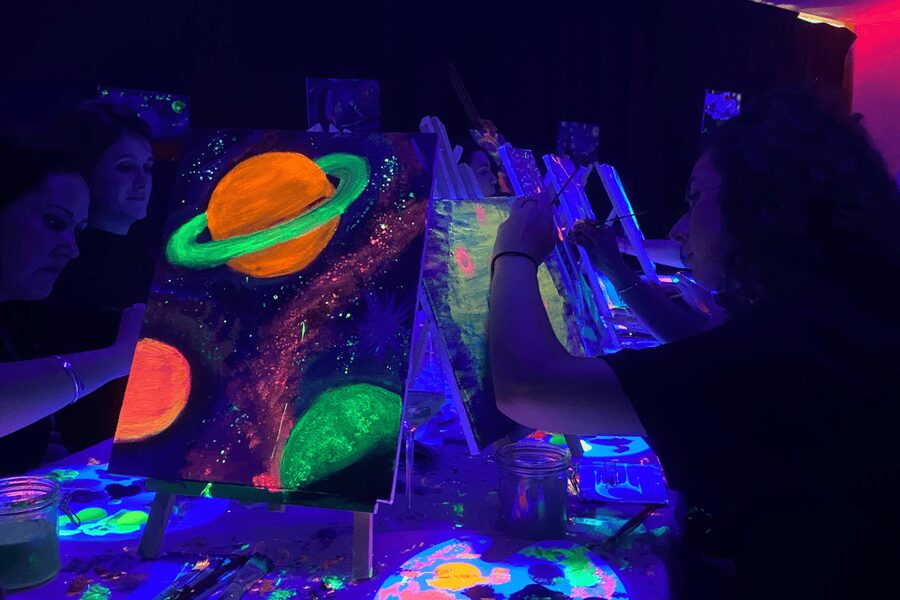 Rotterdam: Paint and Sip in the Dark at Rembrandt van Wine - What you finish in two hours
