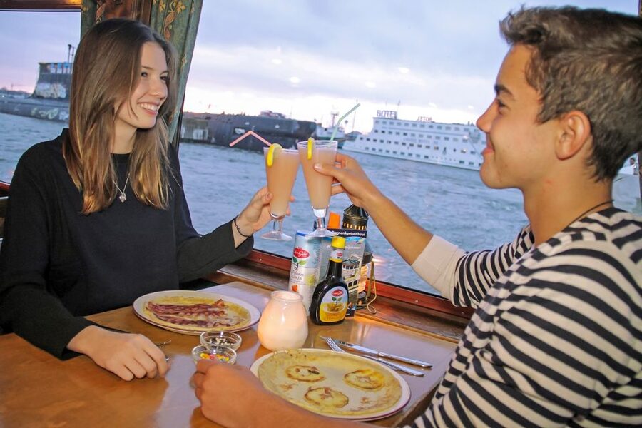 Rotterdam: Pancake Cruise - A family outing with a ball pit below deck