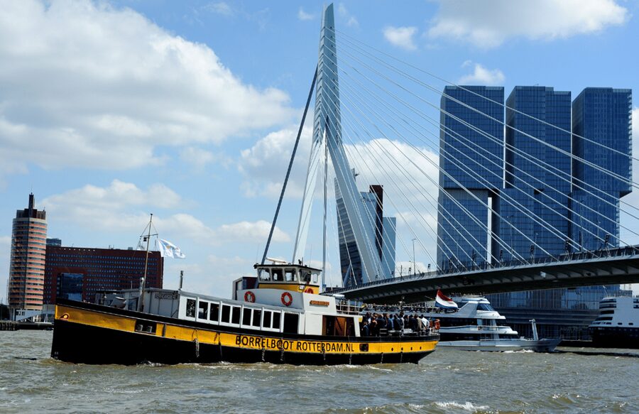 Rotterdam: Pub Cruise with Drinks and Bites - Finding the yellow-sided Borrelboot