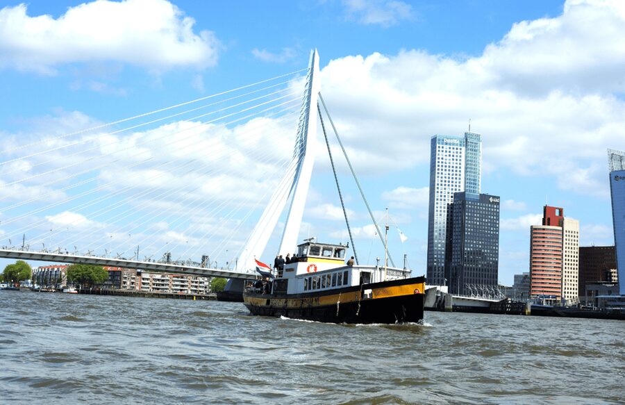 Rotterdam: Pub Cruise with Drinks and Bites - Rain or shine: choosing your place on board