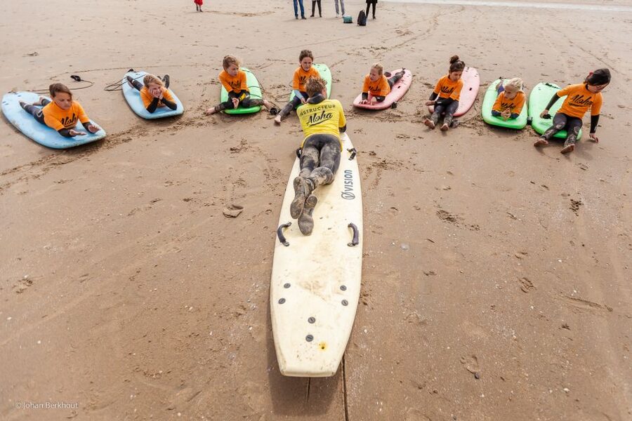 Scheveningen Beach: 1,5-Hour Surf Experience for kids - A first surf lesson on Scheveningen Beach