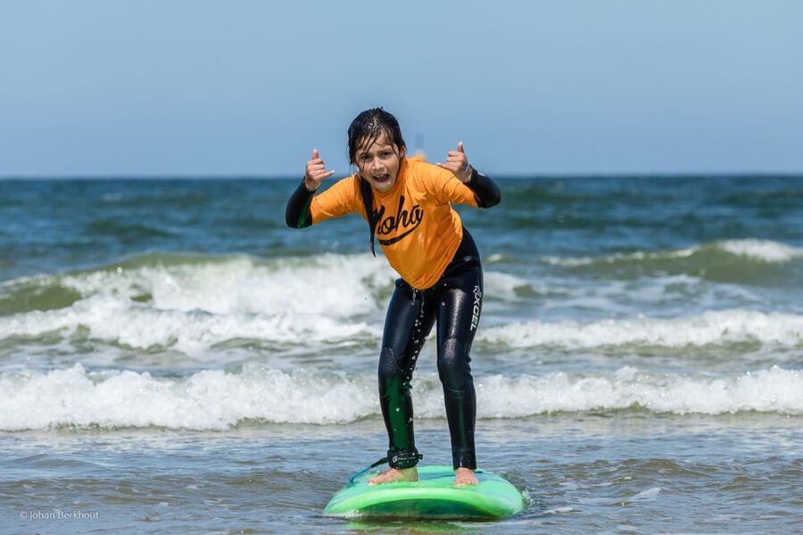 Scheveningen Beach: 1,5-Hour Surf Experience for kids - Group lessons versus private instruction