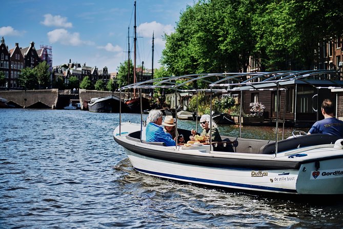 Short canal trip in German: Amsterdam in an hour - A low boat and Amsterdam’s small canals