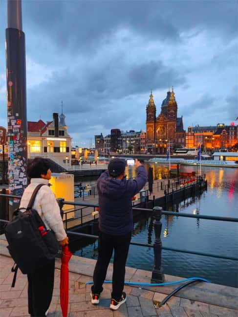 Skipping Lines & Sipping Beers: A History Tour of Amsterdam - Canal streets and stories from a fourth-generation local