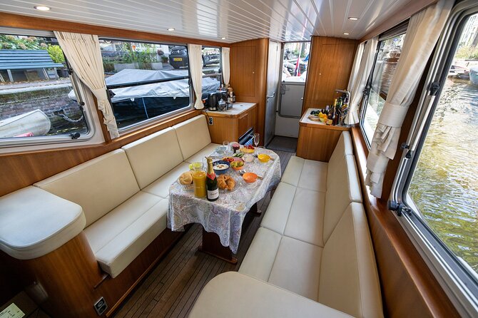 Small Group Boutique All-Inclusive Tour (max 12 p) With Captain - Why a 12-person boat changes the canal experience