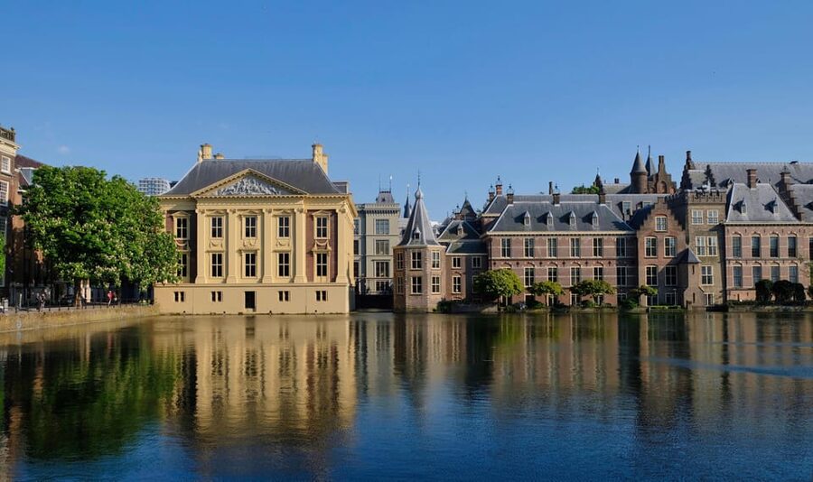 The Hague: City Walking Tour - Binnenhof, where government history begins