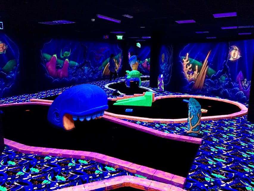 The Hague: Glowgolf Glow in the Dark Indoor Minigolf - Entering GlowGolf at Palace Promenade